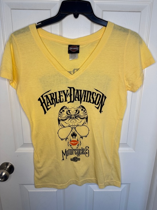Harley-Davidson Tops - EUC Woman’s Harley-Davidson Yellow V-Neck Tee with Black Skull Graphic